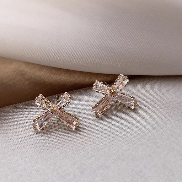 Crystal “X” Elegant Gold Stud Earrings! - Picture 3 of 11